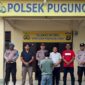 Polisi saat menunjukan tersangka Erwin usai ditetapkan tersangka dalam lampiran rilis tertulis Humas Polres Tanggamus, Sabtu 6 Juni 2026 | Dok. Humas Polres Tanggamus.