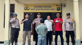 Polisi saat menunjukan tersangka Erwin usai ditetapkan tersangka dalam lampiran rilis tertulis Humas Polres Tanggamus, Sabtu 6 Juni 2026.