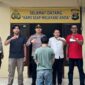 Polisi saat menunjukan tersangka Erwin usai ditetapkan tersangka dalam lampiran rilis tertulis Humas Polres Tanggamus, Sabtu 6 Juni 2026.
