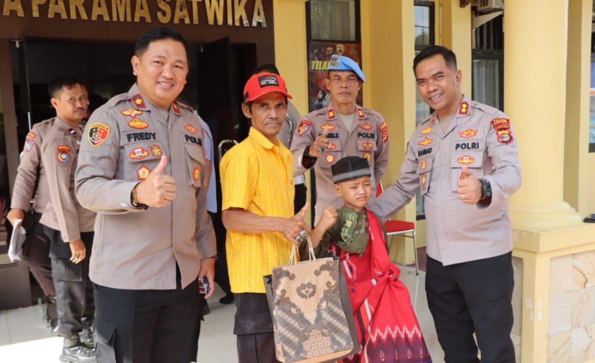 Kapolres Tanggamus AKBP Rahmad Sujatmiko saat menyerahkan bingkisan kepada anak yang mengikuti sunatan massal di Aula Paramasatwika, Sabtu 6 Juni 2026 | Herdi/Media Prioritastv.com.