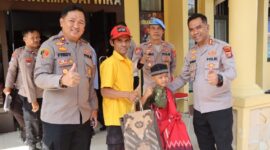 Kapolres Tanggamus AKBP Rahmad Sujatmiko saat menyerahkan bingkisan kepada anak yang mengikuti sunatan massal di Aula Paramasatwika, Sabtu 6 Juni 2026 | Herdi/Media Prioritastv.com.