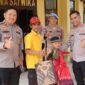 Kapolres Tanggamus AKBP Rahmad Sujatmiko saat menyerahkan bingkisan kepada anak yang mengikuti sunatan massal di Aula Paramasatwika, Sabtu 6 Juni 2026 | Herdi/Media Prioritastv.com.