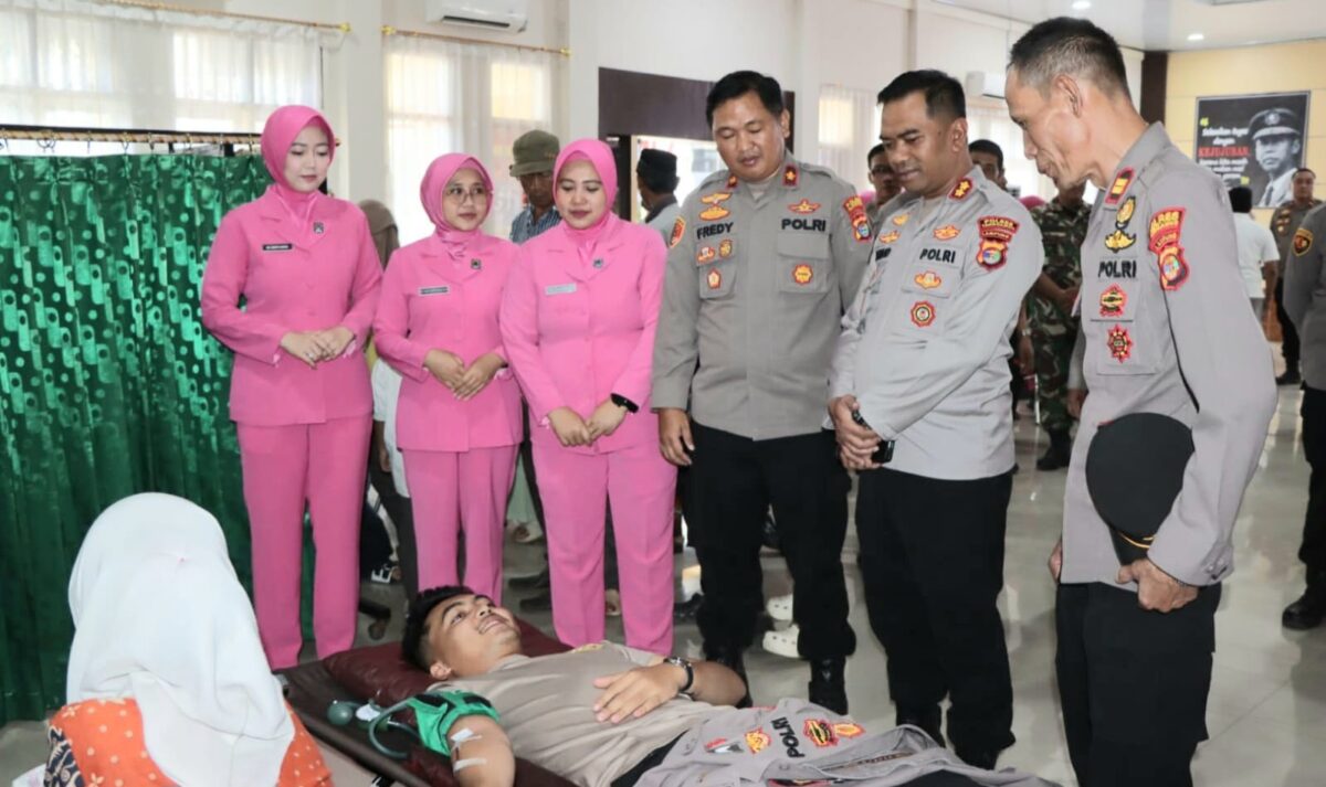 Kapolres Tanggamus AKBP Rahmad Sujatmiko saat meninjau personilnya melaksanakan donor darah, Sabtu 6 Juni 2026 | Herdi/Media Prioritastv.com.