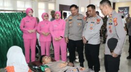 Kapolres Tanggamus AKBP Rahmad Sujatmiko saat meninjau personilnya melaksanakan donor darah, Sabtu 6 Juni 2026 | Herdi/Media Prioritastv.com.