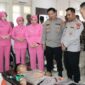 Kapolres Tanggamus AKBP Rahmad Sujatmiko saat meninjau personilnya melaksanakan donor darah, Sabtu 6 Juni 2026 | Herdi/Media Prioritastv.com.