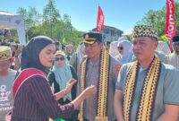 Wakapolres Pesisir Barat Kompol Sugeng Sumanto usai menerima pengalungan kain tapis dalam pembukan Festival Teluk Stabas, Sabtu 6 Juni 2026 | Suroso/Media Prioritastv.com.