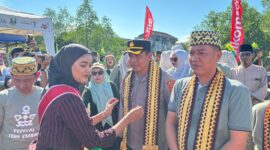 Wakapolres Pesisir Barat Kompol Sugeng Sumanto usai menerima pengalungan kain tapis dalam pembukan Festival Teluk Stabas, Sabtu 6 Juni 2026 | Suroso/Media Prioritastv.com.