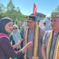 Wakapolres Pesisir Barat Kompol Sugeng Sumanto usai menerima pengalungan kain tapis dalam pembukan Festival Teluk Stabas, Sabtu 6 Juni 2026 | Suroso/Media Prioritastv.com.