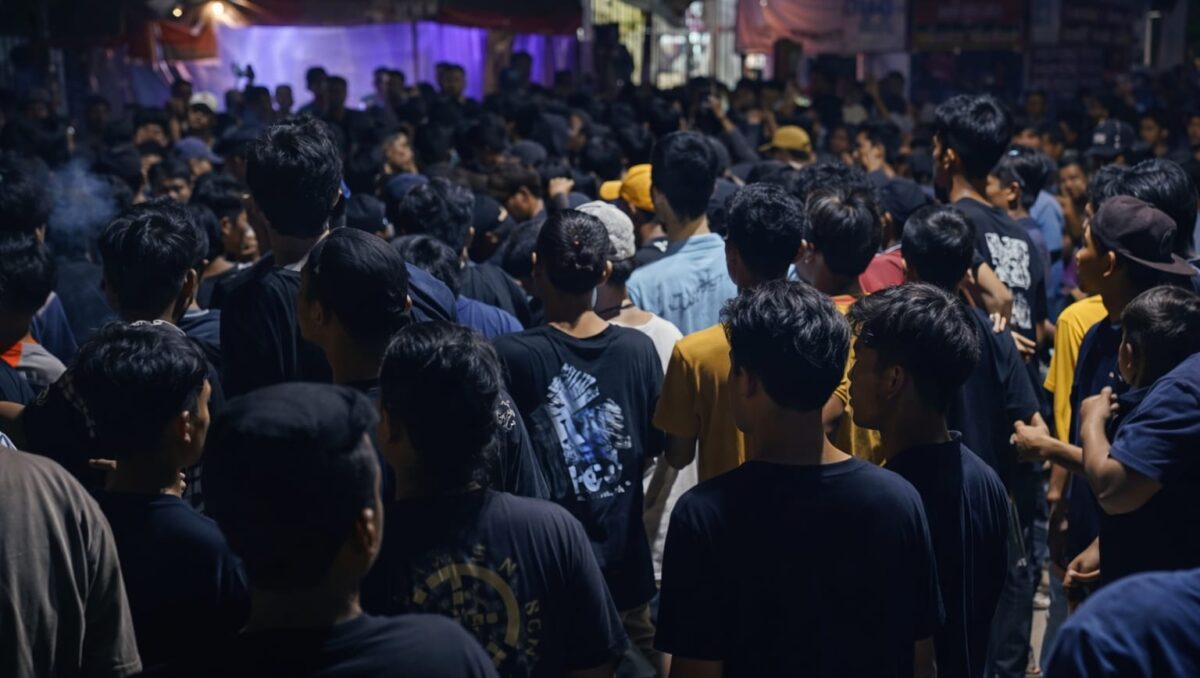 Ratusan warga saat mengepung pelaku yang sudah diamankan dalam dugaan pencurian motor di Desa Marga Agung, Kecamatan Jati Agung, Lampung Selatan | ist/Media Prioritastv.com.