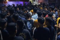 Ratusan warga saat mengepung pelaku yang sudah diamankan dalam dugaan pencurian motor di Desa Marga Agung, Kecamatan Jati Agung, Lampung Selatan | ist/Media Prioritastv.com.
