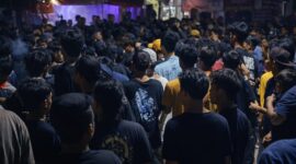 Ratusan warga saat mengepung pelaku yang sudah diamankan dalam dugaan pencurian motor di Desa Marga Agung, Kecamatan Jati Agung, Lampung Selatan | ist/Media Prioritastv.com.