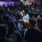 Ratusan warga saat mengepung pelaku yang sudah diamankan dalam dugaan pencurian motor di Desa Marga Agung, Kecamatan Jati Agung, Lampung Selatan | ist/Media Prioritastv.com.