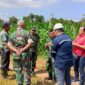 Dandim 0424 Tanggamus Letkol Inf Dwi Junaidi saat me dampingi Aslog Kasda. XII/RI Kolonel Arm Fajar Catur saat meninjau lokasi calon Markas Yonif TP 945 PPC Tanggamus di Pekon Tanjung Anom, Kota Agung Timur, Rabu 3 Juni 2026 | Dok. Kodim Tanggamus.