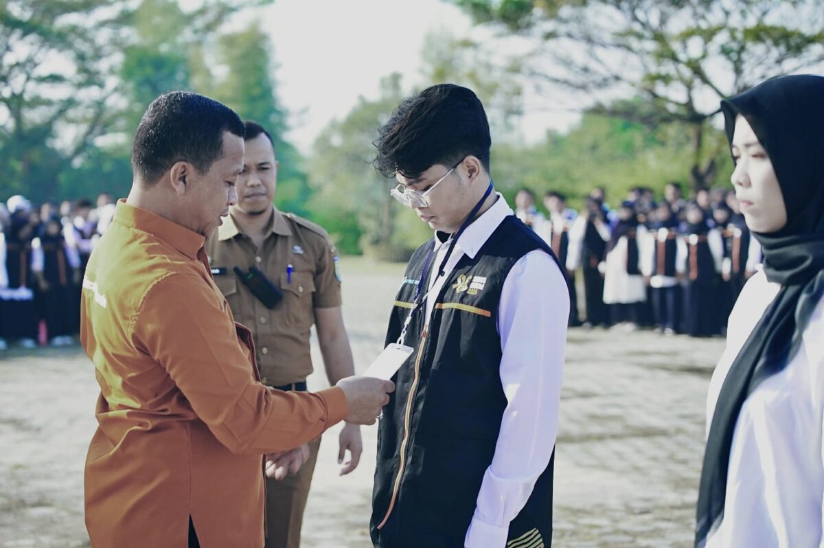 Bupati Pringsewu Riyanto Pamungkas saat menyematkan tanda dimulainya sensus ekonomi 2026, Senin 8 Juni 2026.