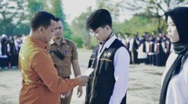 Bupati Pringsewu Riyanto Pamungkas saat menyematkan tanda dimulainya sensus ekonomi 2026, Senin 8 Juni 2026.