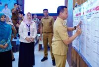 Bupati Pringsewu Riyanto Pamungkas saat menandatangani komitmen gerakan ayah teladan indonesia, Senin 8 Juni 2026 | Samuel/Media Prioritastv.com.