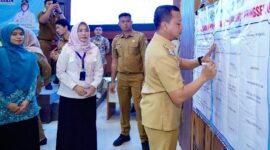 Bupati Pringsewu Riyanto Pamungkas saat menandatangani komitmen gerakan ayah teladan indonesia, Senin 8 Juni 2026 | Samuel/Media Prioritastv.com.
