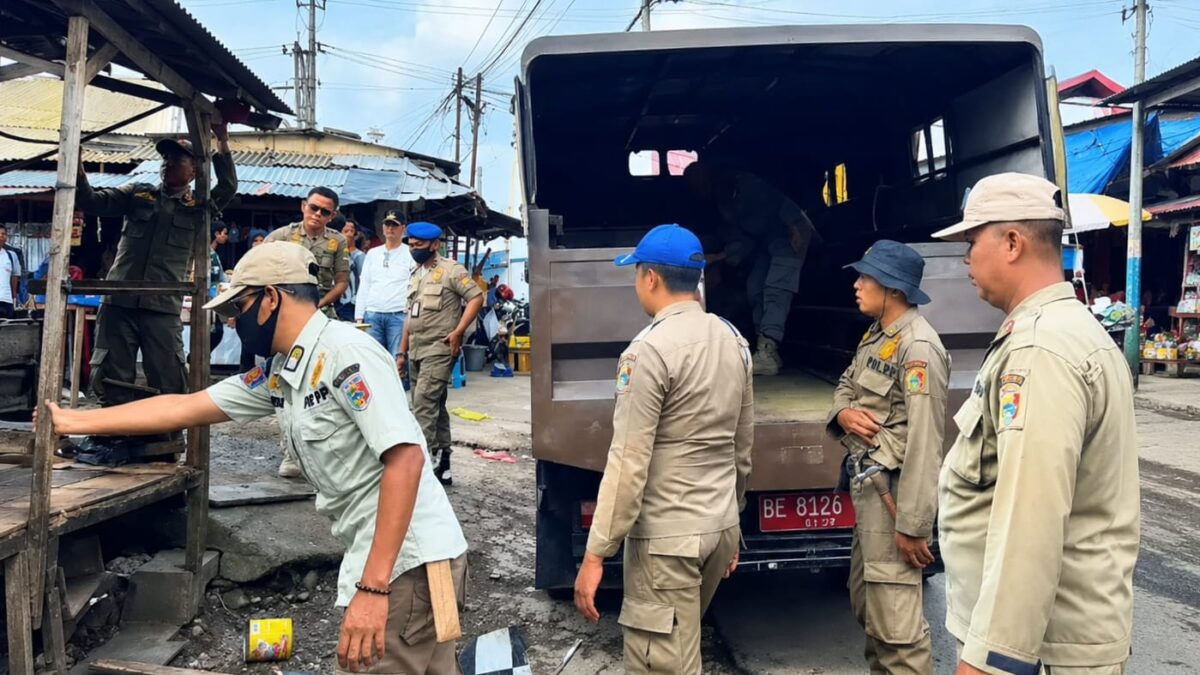 Penertiban lapak pedagang di sisi jalan Pasar Talang Padang Tanggamus, Senin 8 Juni 2026 | Dok. Sapri.