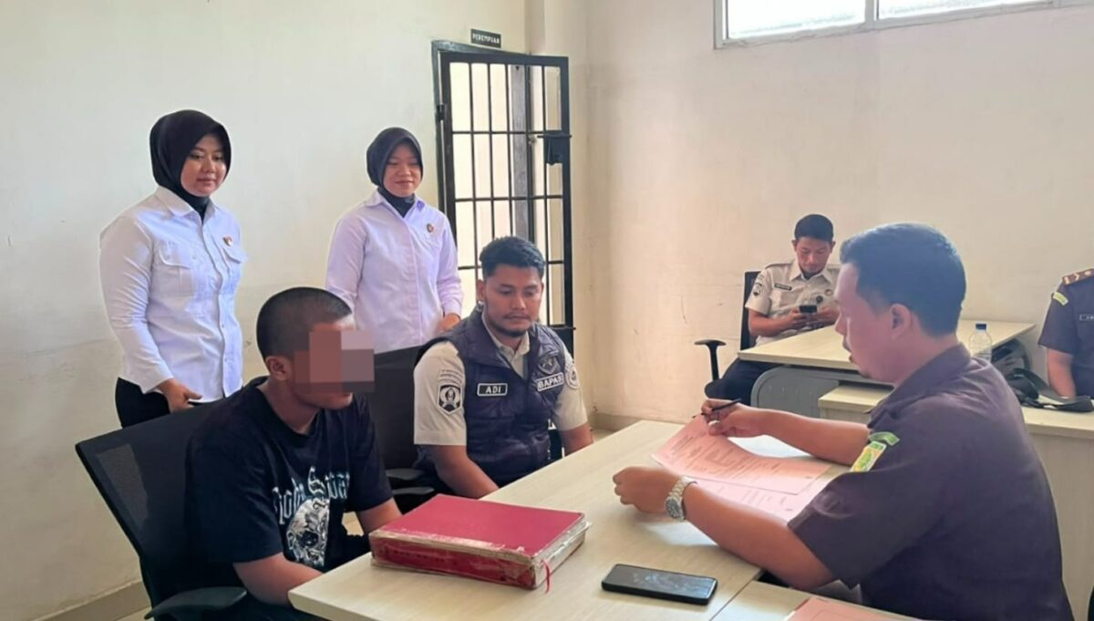 Remaja 16 tahun inisial RA tersangka pencurian uang milik tetangga saat dilimpahkak ke Kejari Pringsewu, Senin 8 Juni 2026 | Dok. Humas Polres Pringsewu.