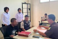 Remaja 16 tahun inisial RA tersangka pencurian uang milik tetangga saat dilimpahkak ke Kejari Pringsewu, Senin 8 Juni 2026 | Dok. Humas Polres Pringsewu.