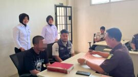 Remaja 16 tahun inisial RA tersangka pencurian uang milik tetangga saat dilimpahkak ke Kejari Pringsewu, Senin 8 Juni 2026 | Dok. Humas Polres Pringsewu.
