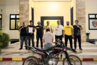 Tersangka YW usai ditangkap sebelum dijebloskan sel tahanan Polsek Kota Agung, Senin 8 Juni 2026, malam | Dok. Humas Polres Tanggamus.