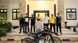 Tersangka YW usai ditangkap sebelum dijebloskan sel tahanan Polsek Kota Agung, Senin 8 Juni 2026, malam | Dok. Humas Polres Tanggamus.