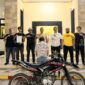 Tersangka YW usai ditangkap sebelum dijebloskan sel tahanan Polsek Kota Agung, Senin 8 Juni 2026, malam | Dok. Humas Polres Tanggamus.