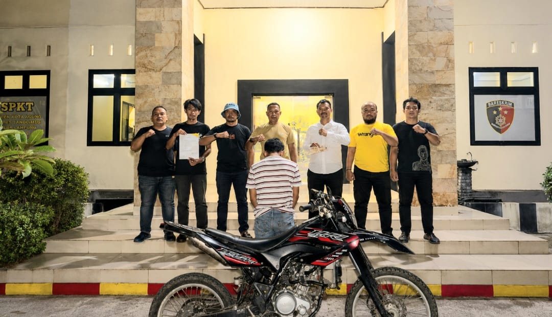 Tersangka YW usai ditangkap sebelum dijebloskan sel tahanan Polsek Kota Agung, Senin 8 Juni 2026, malam | Dok. Humas Polres Tanggamus.