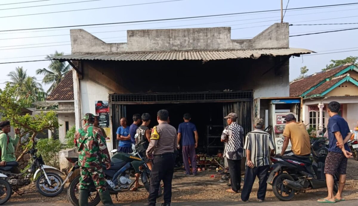 Polisi saat melakukan pemeriksaan TKP kebakaran toko sembako di Pulau Panggung, Tanggamus, Selasa 9 Juni 2026 | Dok. Humas Polres Tanggamus.