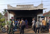 Polisi saat melakukan pemeriksaan TKP kebakaran toko sembako di Pulau Panggung, Tanggamus, Selasa 9 Juni 2026 | Dok. Humas Polres Tanggamus.