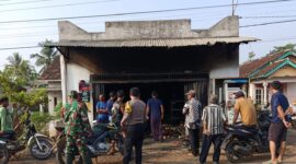 Polisi saat melakukan pemeriksaan TKP kebakaran toko sembako di Pulau Panggung, Tanggamus, Selasa 9 Juni 2026 | Dok. Humas Polres Tanggamus.