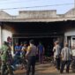 Polisi saat melakukan pemeriksaan TKP kebakaran toko sembako di Pulau Panggung, Tanggamus, Selasa 9 Juni 2026 | Dok. Humas Polres Tanggamus.