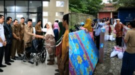 Kolase foto saat Bupati Tanggamus H. Moh. Saleh Asnawi menyerahkan bantuan Atensi Kemensos kepada 562 penerima dari 20 kecamatan di Aula Dinsos setempat, Selasa 9 Juni 2026 | Herdi/Media Prioritastv.com.