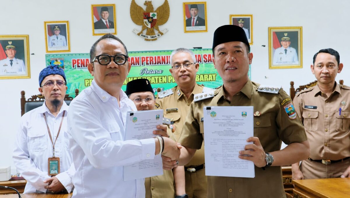 Bupati Pesisir Barat Dedi Irawan dan Kepala Balai Besar TNBBS, Hifzon Zawahiri saat menunjukan berkas PKS di Ruang Rapat Payung Agung, Gedung A Lantai 4 Pemkab Pesisir Barat, Selasa (9/6/2026) | Suroso/Media Prioritastv.com.