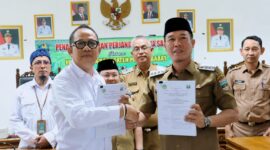 Bupati Pesisir Barat Dedi Irawan dan Kepala Balai Besar TNBBS, Hifzon Zawahiri saat menunjukan berkas PKS di Ruang Rapat Payung Agung, Gedung A Lantai 4 Pemkab Pesisir Barat, Selasa (9/6/2026) | Suroso/Media Prioritastv.com.
