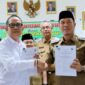 Bupati Pesisir Barat Dedi Irawan dan Kepala Balai Besar TNBBS, Hifzon Zawahiri saat menunjukan berkas PKS di Ruang Rapat Payung Agung, Gedung A Lantai 4 Pemkab Pesisir Barat, Selasa (9/6/2026) | Suroso/Media Prioritastv.com.