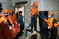 Kolase foto saat korban berhasil dievakuasi dan saat tim Basarnas menyelesaikan operasi penyelamatan, Selasa 9 Juni 2026, malam | Dok. Basarnas Lampung.