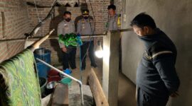 Polisi saat melakukan identifikasi lokasi sumur tempat peristiwa Lansia terjebur dan meninggal, Selasa 9 Juni 2026, malam | Dok. Humas Polres Tanggamus.