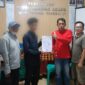 Wahyudi saat menuunjukan surat perdamaian dengan terduga pelaku yang didampingi orang tuanya di Balai Pekon Banding Agung, Talang Padang, Selasa 9 Juni 2026 | Dok. Humas Polres Tanggamus.