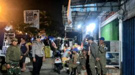 Petugas gabungan saat melaksanakan pengamanan penataan pedahang Pasar Gisting, Tanggamus, Rabu 10 Juni 2026 dinihari | Dok. Humas Polres Tanggamus.