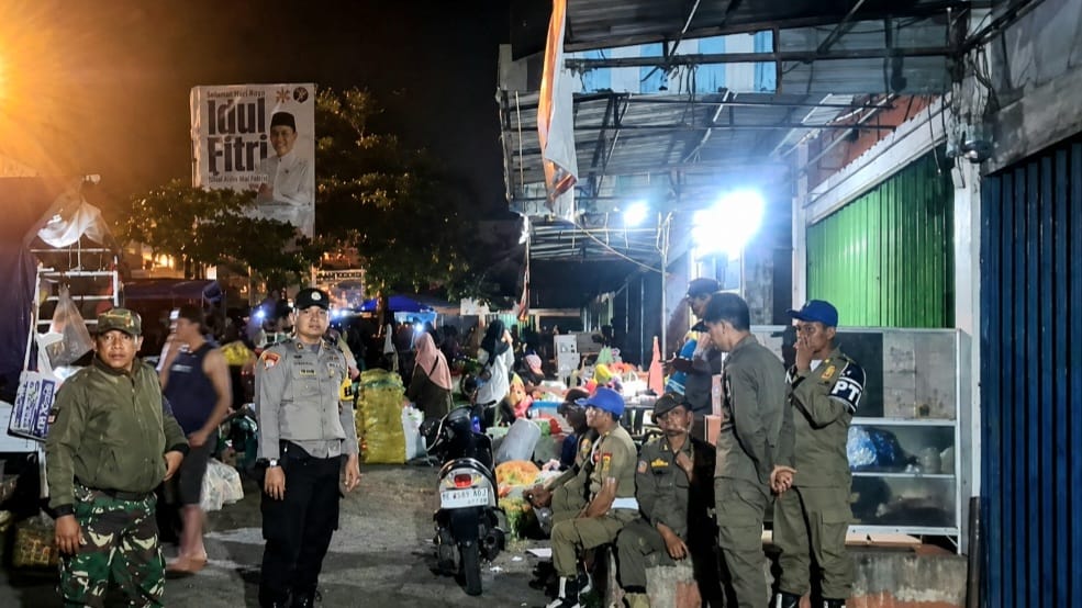 Petugas gabungan saat melaksanakan pengamanan penataan pedahang Pasar Gisting, Tanggamus, Rabu 10 Juni 2026 dinihari | Dok. Humas Polres Tanggamus.