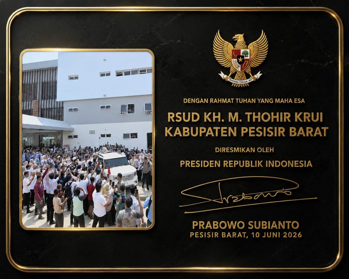 Kolase foto saat kedatangan Presiden Prabowo dan prasasti peresmian RSUD KH. M. Thohir Krui Pesisir Barat | Dok. Bupati Pesibar Dedi Irawan.