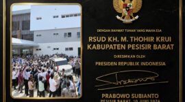 Kolase foto saat kedatangan Presiden Prabowo dan prasasti peresmian RSUD KH. M. Thohir Krui Pesisir Barat | Dok. Bupati Pesibar Dedi Irawan.