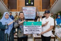 Bupati Pringsewu Riyanto Pamungkas saat menerima bantuan Atensi Kemensos secara simbolis yang diserahkan Wamensos RI Agus Jabo Priyono, Kamis 11 Juni 2026 | Samuel/Media Prioritastv.com.