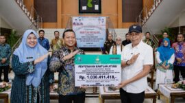 Bupati Pringsewu Riyanto Pamungkas saat menerima bantuan Atensi Kemensos secara simbolis yang diserahkan Wamensos RI Agus Jabo Priyono, Kamis 11 Juni 2026 | Samuel/Media Prioritastv.com.