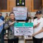 Bupati Pringsewu Riyanto Pamungkas saat menerima bantuan Atensi Kemensos secara simbolis yang diserahkan Wamensos RI Agus Jabo Priyono, Kamis 11 Juni 2026 | Samuel/Media Prioritastv.com.