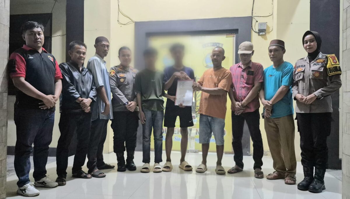 Korban Basir (55), warga Pekon Banjar Negara, Kecamatan Wonosobo saat menunjukan perdamaian dengan dua remaja berinisial SR (15) dan RA (15), warga Kecamatan Bandar Negeri Semuong, Kabupaten Tanggamus di Mapolsek Wonosobo, Kamis 11 Juni 2026 | Dok. Humas Polres Tanggamus.