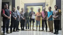 Korban Basir (55), warga Pekon Banjar Negara, Kecamatan Wonosobo saat menunjukan perdamaian dengan dua remaja berinisial SR (15) dan RA (15), warga Kecamatan Bandar Negeri Semuong, Kabupaten Tanggamus di Mapolsek Wonosobo, Kamis 11 Juni 2026 | Dok. Humas Polres Tanggamus.