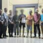 Korban Basir (55), warga Pekon Banjar Negara, Kecamatan Wonosobo saat menunjukan perdamaian dengan dua remaja berinisial SR (15) dan RA (15), warga Kecamatan Bandar Negeri Semuong, Kabupaten Tanggamus di Mapolsek Wonosobo, Kamis 11 Juni 2026 | Dok. Humas Polres Tanggamus.